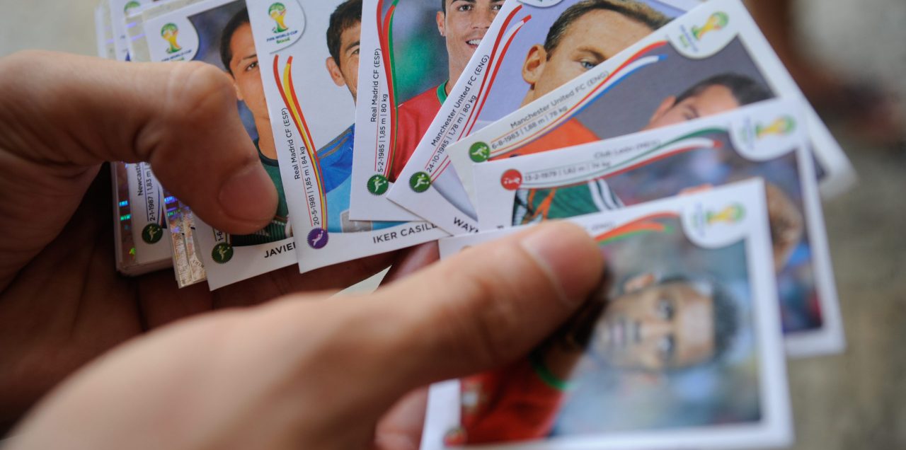 Colecionadores do álbum da Copa do Mundo 2014 trocam figurinhas na Rua Uruguaiana, no centro do Rio de Janeiro (Fernando Frazao/Agência Brasil)